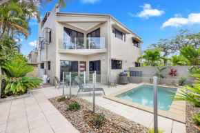'Bay View' with Pool and Rooftop Entertaining Area